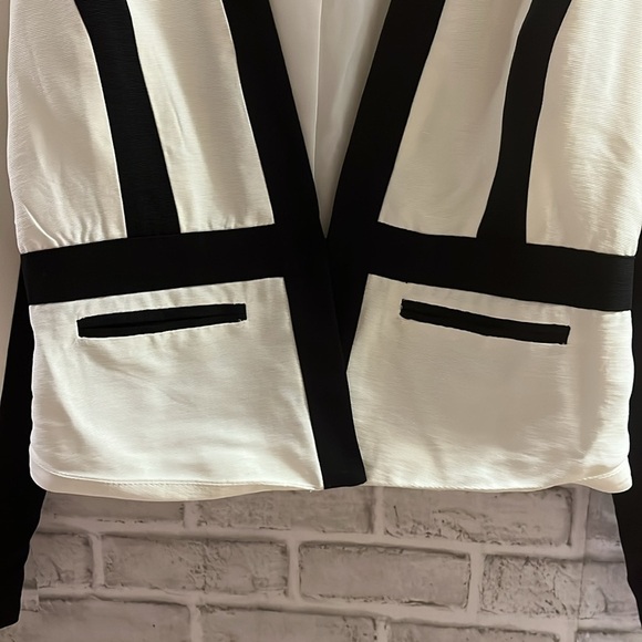 Women’s Cynthia Rowley sleek lined blazer size M fitted black and white - Picture 3 of 6